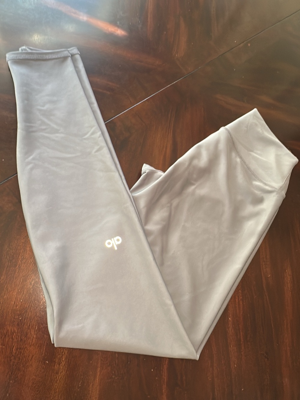 ALO Light Gray High-Rise Leggings. (Mix51)